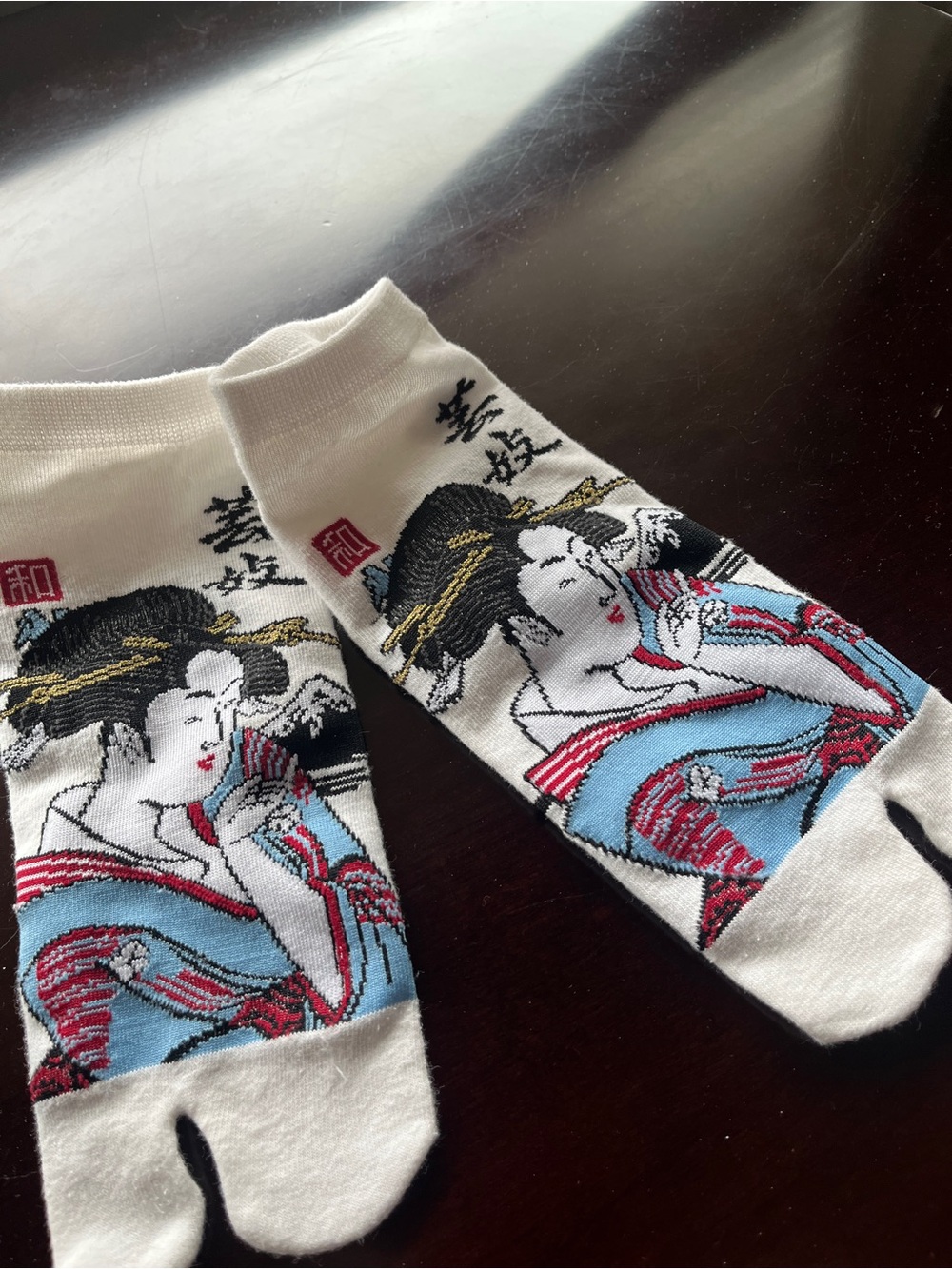 White Japanese Art Cotton Split-Toe Socks with Blue and Red Accents